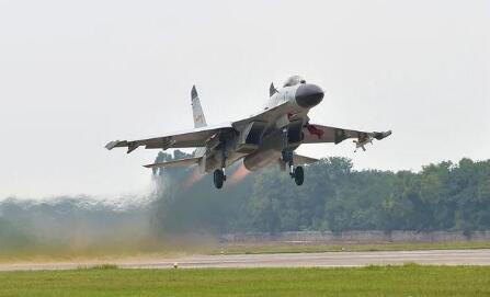 南海海域开展大规模空空导弹实射训练