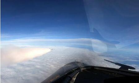 南海海域开展大规模空空导弹实射训练