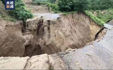 甘肃庆阳暴雨致部分电力通信道路一度中断，有农田里西瓜被冲走