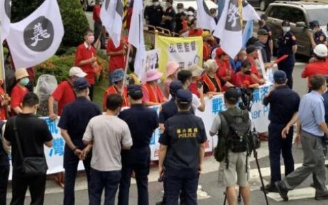 台民间团体集结抗议佩洛西窜访台湾计划 上百人高喊：丑陋的政客！