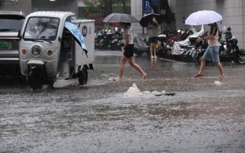 郑州暴雨有多大：井盖街上“蹦迪”